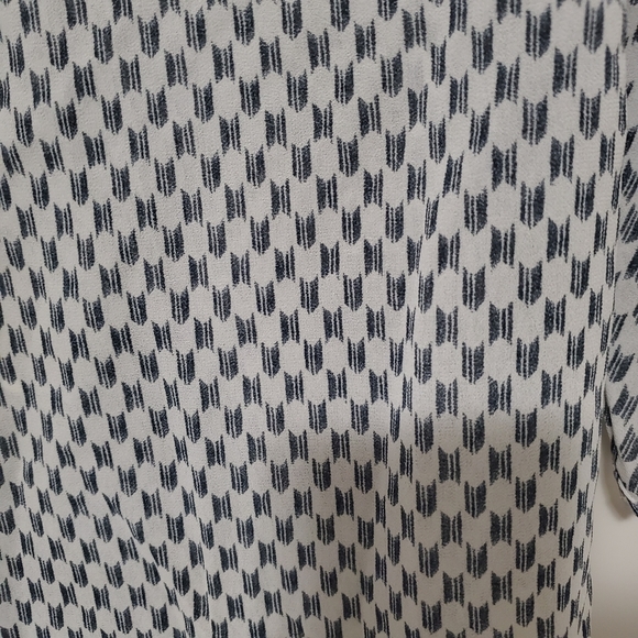 3/$20 H&M 4 Button Down Black White Print 3/4 - Picture 6 of 9